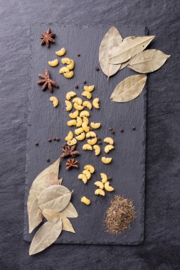 pişmemiş makarna ve malzemeler