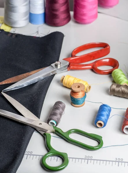 Měření a řezání textilu — Stock fotografie