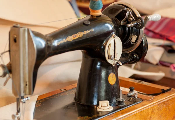 Vechi mașină de cusut mână de epocă — Fotografie, imagine de stoc