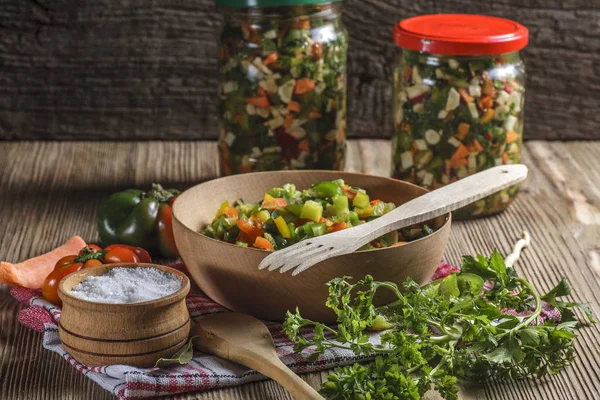 テーブルの上にみじん切りの野菜 — ストック写真