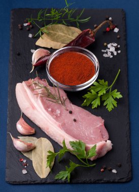 pişmemiş domuz eti