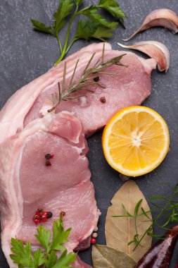 pişmemiş domuz eti