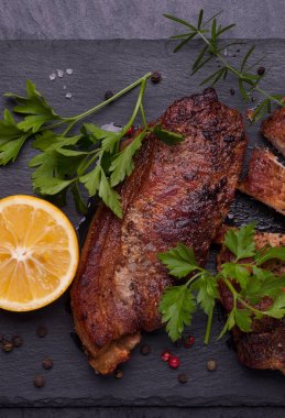 Fırında domuz eti.