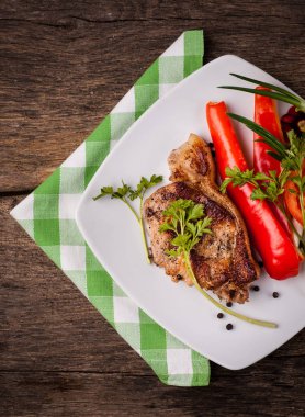 Fırında domuz eti.