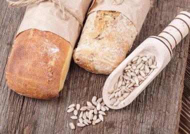 ekmek ve ayçiçeği çekirdekleri