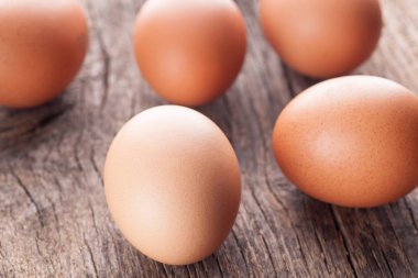 bir tablo üzerinde yumurta