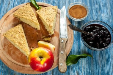 Ev yapımı elmalı turta.