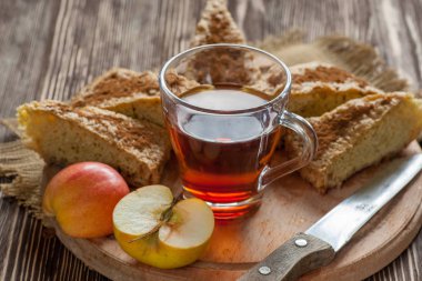 Ev yapımı elmalı turta.