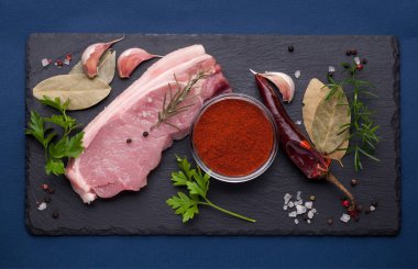 pişmemiş domuz eti