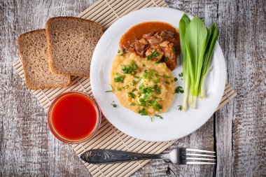 pişmiş et soslu bezelye