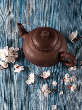 Çin çaydanlık ve çiçekler kayısı