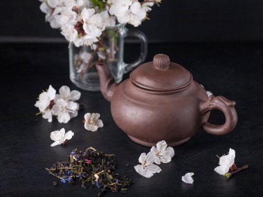 Çin çaydanlık ve çiçekler kayısı