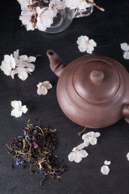 Çin çaydanlık ve çiçekler kayısı