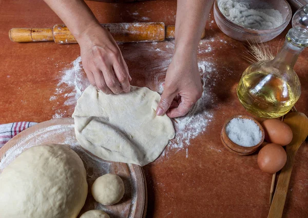 Пекарь приготовил тесто — стоковое фото