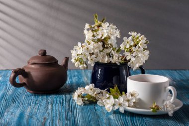 Kiraz çiçeği ile natürmort