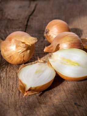 Masada soğanlar var.