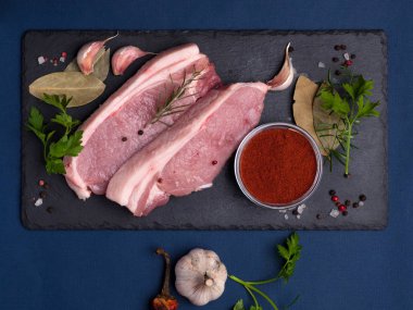 pişmemiş domuz eti