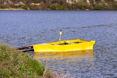 Bankaya demirlemiş tekne
