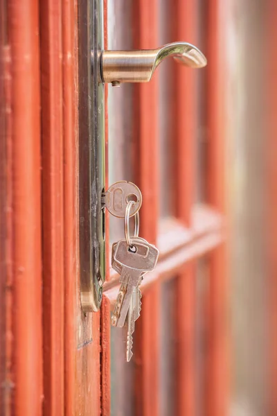 Schlüssel im verschlossenen — Stockfoto