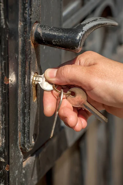 Mujer abre la puerta — Foto de Stock