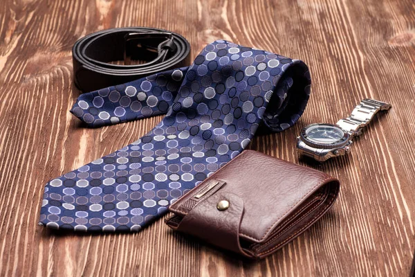 Kravat, cüzdan, kemer