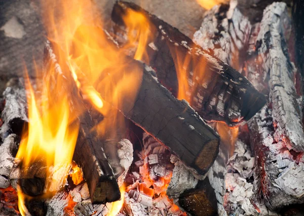 Legno in fiamme — Foto Stock