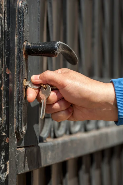 Mujer abre la puerta — Foto de Stock