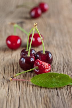 Taze kırmızı kirazlar