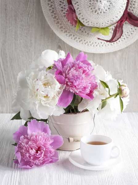 Still life with peonies — Stock Photo, Image