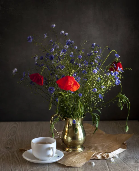 Kır çiçekleri ile natürmort — Stok fotoğraf