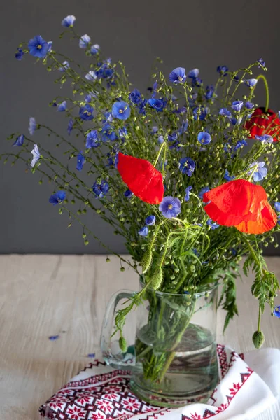 Wildblumen und Mohn — Stockfoto