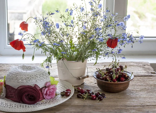 Wildflowers and cherries — Stock Photo, Image