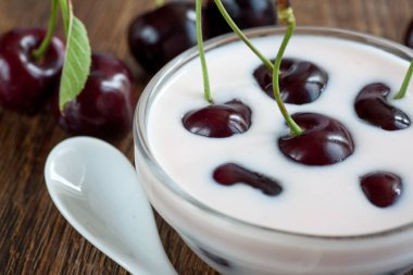 Kiraz ile yoğurt