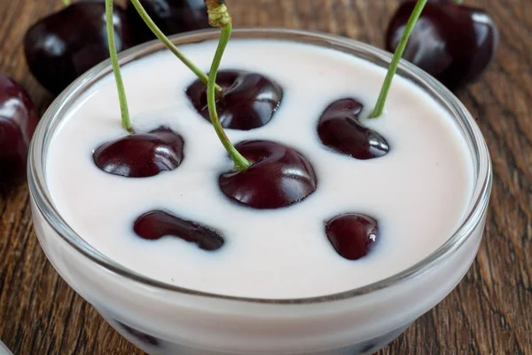 Iogurte com cerejas — Fotografia de Stock