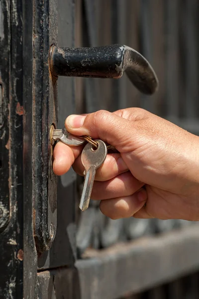 Mujer abre la puerta — Foto de Stock