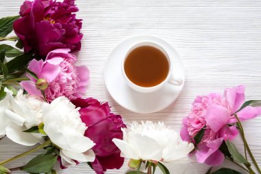 Renkli peonies ve çay