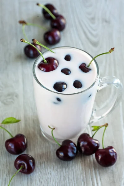 Iogurte com cerejas — Fotografia de Stock