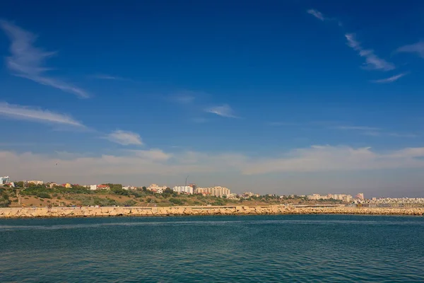 Vista da cidade a partir do mar — Fotografia de Stock