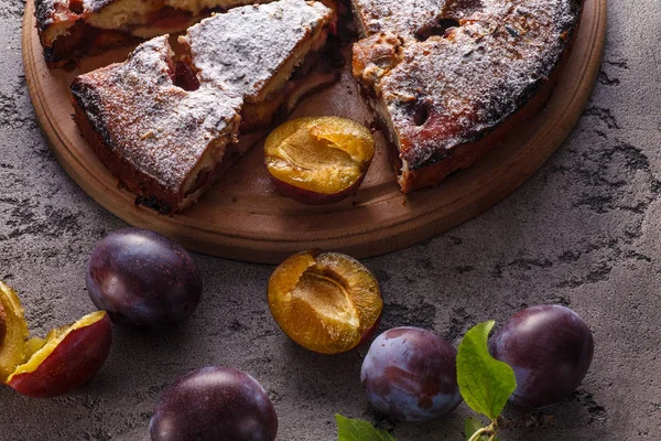 Pie with plums — Stock Photo, Image