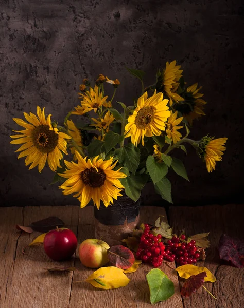 Stillleben mit Sonnenblumen und Früchten — Stockfoto