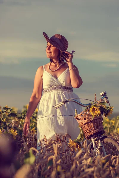 Mulher e girassóis — Fotografia de Stock