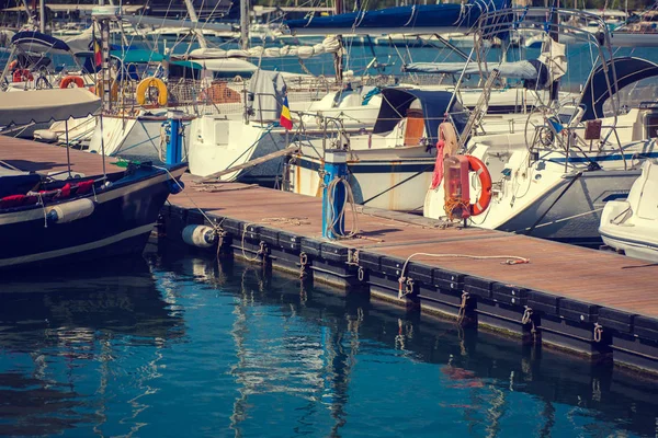 Маленькая туристическая гавань Tomis — стоковое фото