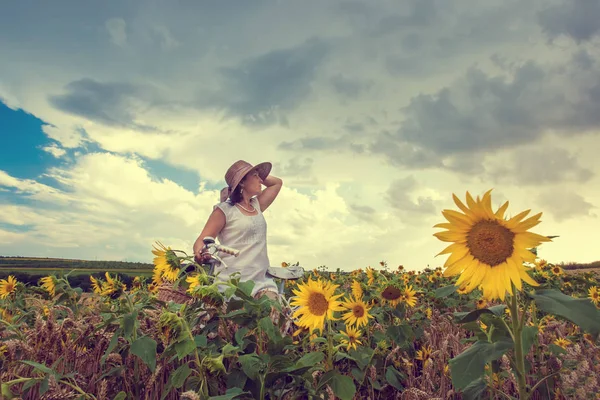 Žena a slunečnice — Stock fotografie