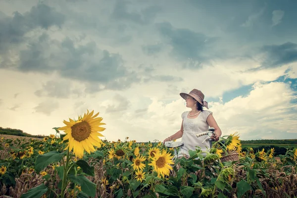 Frau und Sonnenblumen — Stockfoto