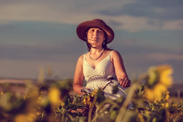 Vrouw en zonnebloemen — Stockfoto