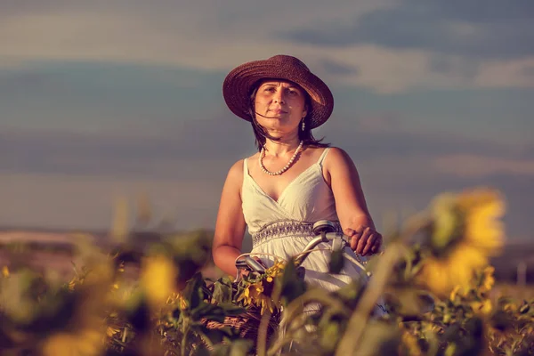 Femme et tournesols — Photo