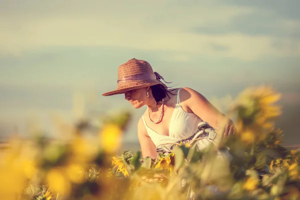 Donna e girasoli — Foto Stock