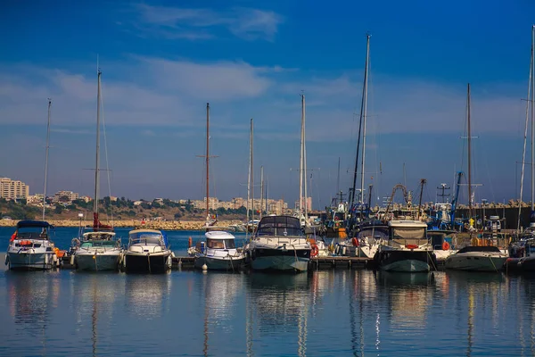 Mała miejscowość turystyczna harbor — Zdjęcie stockowe