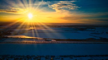 Şehrin en iyi banliyöleri ya da küçük kasabaların güzel evleri kış günbatımında bulutlu arka planda. Hava aracı fotoğraf konsepti.