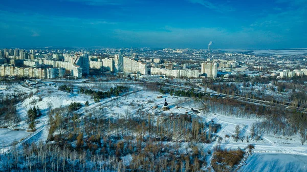 Ovanifrån av staden på vintern vid solnedgången på himlen bakgrund. Flygdrönare fotografering koncept. — Stockfoto